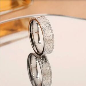 Elegant stainless steel gold or silver tone band ring with design, Size 10 New